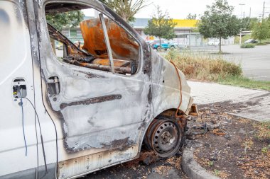 Yangından sonra minibüs yanmış bir ceset ve arabanın içi. Yangından veya kazadan sonra yanmış paslı bir araba. Yangından sonraki araba, vandalizm suçu, ayaklanmalar. Kundaklama arabası. Hız yüzünden yolda kaza oldu.