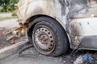 Yangından sonra minibüs yanmış bir ceset ve arabanın içi. Yangından veya kazadan sonra yanmış paslı bir araba. Yangından sonraki araba, vandalizm suçu, ayaklanmalar. Kundaklama arabası. Hız yüzünden yolda kaza oldu.