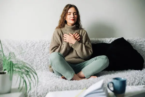 Rahatlama teknikleri: Yatakta nilüfer pozisyonunda pranayama uygulayan kadın, stres ve endişeyi azaltmak için nefes egzersizleri, iç denge ve uyumu sağlamak, farkındalık ve meditasyon pratiği.