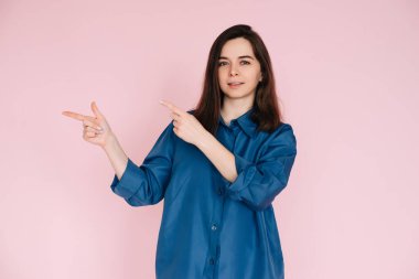 Boş Boşlukta Parmaklarıyla Neşeli Kadın, Bilgi Taşıma: Pembe Arkaplanda Canlı Fotoğraf.