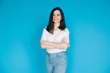 Kendine güvenen ve başarılı bir ofis müdürü - Kolları Çapraz Giyimli Büyüleyici İş kadını - Mavi Arka planda izole edilmiş - Kariyer ve İş Konseptleri için ideal.