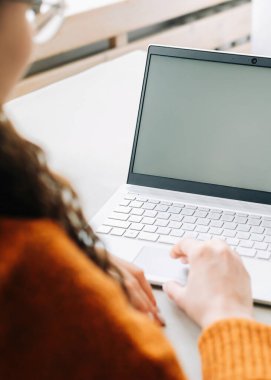 Laptop ile Uzaktan Öğrenme: E-Öğrenme Web sitesi, Çevrimiçi Eğitim ve Uzaktan Çalışma İçin Kadın Öğrenci Görünümü Boş Ekran Modeli.