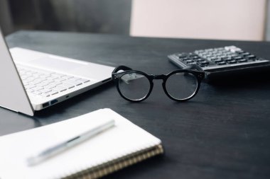 Profesyonel Muhasebe Ayarları: Hesap Makinesi, Laptop ve Gözlüklü Ofis Masası - Tasfiye, İş ve Modern Muhasebe Konseptleri.