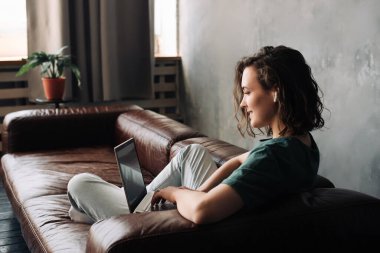 Uzak Çalışma ya da Çalışmayla İlgili Genç Kadın, Bir Öğrencinin Yaşam Tarzını ya da Freelancer 'ın Yaşamını Dizüstü bilgisayar ve Modern Teknoloji ile Göstererek Ev ve İş Konseptini Vurguluyor