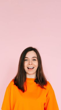 Şaşırtıcı Zevk: Açık Ağızlı Neşeli Kadın Şaşırtması - Canlı Pembe Arkaplanda Neşeli Tepkiler ve Pozitif Enerji