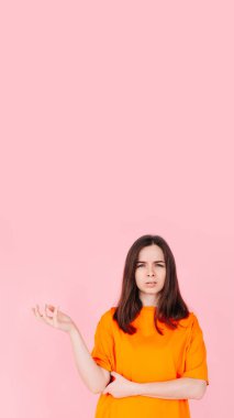 Sinirli Kadın Canlı Kıyafetle Öfke ve Hoşnutsuzluk İfade Ediyor. Pembe Arka plan 'da izole edilmiş. Duyguların Kavramları, Hayal kırıklığı, Hayal kırıklığı ve Olumsuz Tepkiler İçin Uygun