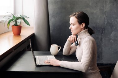 Çevrimiçi Alışveriş İçin Dizüstü ve Kredi Kartı Kullanan Mutlu Genç Kadın: E-ticaret ve İnternet Ödeme Kavramı