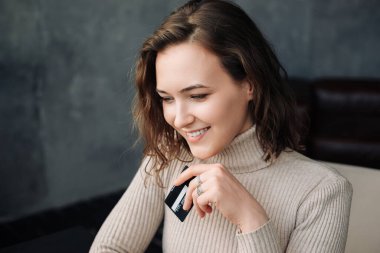 Çevrimiçi alışveriş için uygun. Kredi kartı ve dizüstü bilgisayarı olan genç bir kadın e-ticaretle ilgileniyor. Kredi kartı tutan ve dizüstü bilgisayar kullanan genç bir kadın. Çevrimiçi alışveriş kavramı.