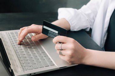 E-ticarette zarafet. Women Hands Grasp Credit Card, Navigate Online Shopping with Laptop - Conceptual Image. Şık Alışverişçi. Çevrimiçi Satın Alma İçin Kadın Dizüstü ve Kredi Kartı Kullanıyor.