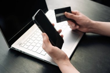 Çevrimiçi Alışveriş, Kredi Kartıyla Eller ve Akıllı Telefon. Çevrimiçi Satın Alma Çabası. Eller Tutma Kredi Kartı ve Akıllı Telefon. Parmaklarınızın ucunda Dijital Ticaret