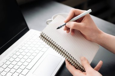 Profesyonel Kadınlar İş Başında. İş yerindeki gazeteciler ve iş kadınları. Stratejik Planlama ve Geliştirme. Ofisteki kadın profesyoneller. Adanmış Gazeteciler ve İş Kadınları Çalışma Alanında