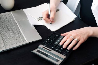 Çalışkan Finans İşkadını: Bütçe Analizi, Finans Raporu Hesaplayıcı ile Hesaplanıyor, Belgenin Kapanışı. Finans Raporu Hesaplanıyor. Finans ve Bütçede Çalışan Kadın.