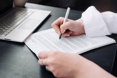 Genç Kadın El İmza Resmi Belgesi. İş, Hukuk, Finans, Noter, Ticaret, Kredi, Muhasebe Konsepti. Resmi bir belge imzalayan bir kadın, elinde kalem olan bir kadın bir kağıt sözleşmesi imzalıyor.