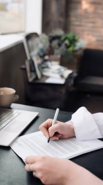 Genç Kadın El İmza Resmi Belgesi. İş, Hukuk, Finans, Noter, Ticaret, Kredi, Muhasebe Konsepti. Resmi bir belge imzalayan bir kadın, elinde kalem olan bir kadın bir kağıt sözleşmesi imzalıyor.