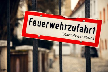 Regensburg 'da Alman yangın giriş tabelası, hafif bükülmüş. Almanya, Regensburg 'da hafif bükülmüş bir 