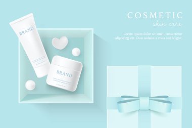 Kozmetik ürünleri ve cilt bakımı reklamları mavi arka planda hediye kutusu ve kurdeleyle birlikte.