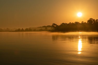 Gün batımı ışığı ve sudaki yansıması.