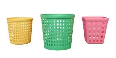 Üç çamaşır sepetini boş plastik çembere ve şeffaf arka planda yeşil pembe pembeye ayarla. 3d resimleme