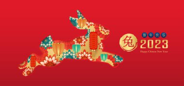 Mutlu Çin Yeni Yıl 2023 kartları, kırmızı arka planda kırmızı fenerli tavşan burcu, çiçek. (Çince çeviri: mutlu yıllar 2023, Tavşan yılı) vektör illüstrasyonu.