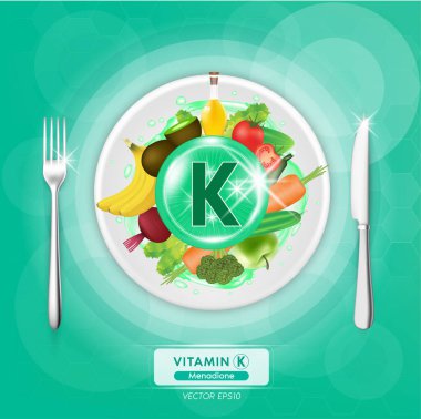 K vitamini. Yumurta, balık, et, meyve ve sebze. Organik doğal beslenme. Vitamin kaynakları ve sağlık faydaları. Tabaklarda ve çatallarda yemek, bıçaklar. Üst görünüm vektör illüstrasyonu