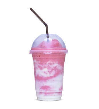 Beyaz arka planda süt köpüklü çilekli smoothie.