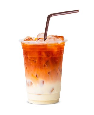 Beyaz arka planda şeffaf plastikten yapılmış sütlü buzlu Tayland çayı. kırpma yolu.