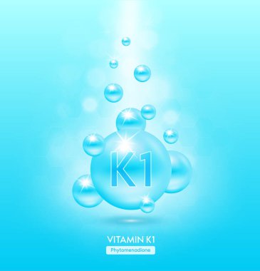 K1 vitamini mavi top yere düştü. Kimyasal formüllü serum vitaminleri. Güzellik tedavisi, beslenme, cilt bakımı. Tıbbi ve bilimsel kavramlar. 3D Gerçekçi Vektör EPS10.