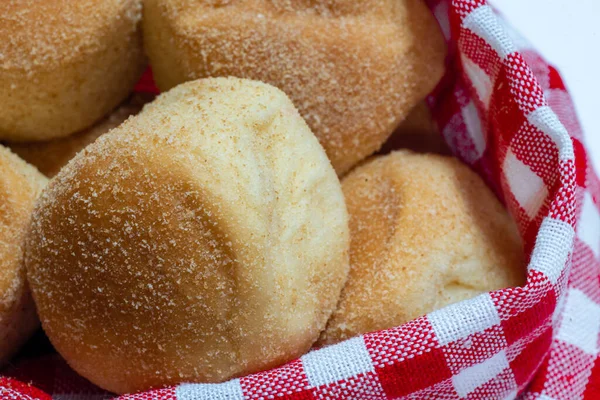 Pandesal ya da pan de sal, genellikle kahvaltıda ya da öğleden sonra atıştırması yapılan geleneksel bir Filipinli ekmeğidir.. 