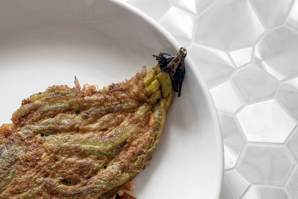 Tortang talong Filipinler 'de popüler bir kahvaltı ve öğle yemeği olan patlıcanlı bir omlet.