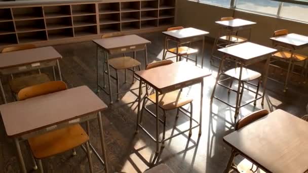Lege Stoelen Bureaus Een Japanse Schoolklas Verlicht Door Zonlicht — Stockvideo