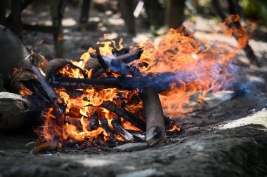 Rüzgâr yemek pişirmek için açık havada yangın çıkarıyor.. 