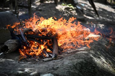 Rüzgâr yemek pişirmek için açık havada yangın çıkarıyor.. 