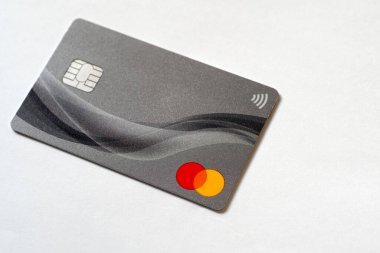 Metin için beyaz arkaplan ve telif alanına sahip Mastercard kredi kartı
