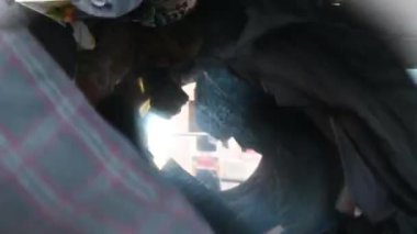 Çamaşırhanede dönen bir kurutma makinesinin içinde.