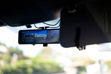 Dikiz aynasında ön ve arka kamerası olan 4k dijital bir ayna..