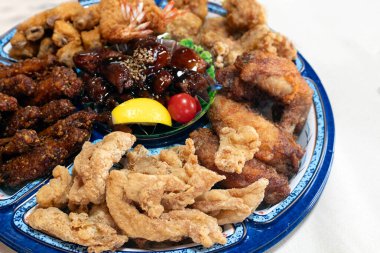 Bir tabakta farklı çeşitte kızarmış tavuk.. 