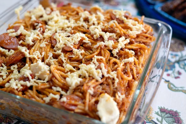 Filipinli tatlı spagetti. Üstünde bir sürü peynir var. 