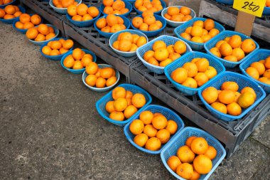 Japonya 'da yerel bir sokak pazarında satılan sepetlerde bir demet portakal.. 