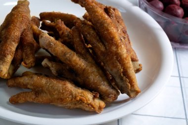 Tabakta kızarmış tavuk ayağı.