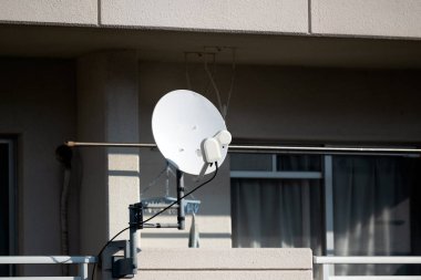 Kablolu TV uydu anteni bir evin duvarına monte edilmiş.. 