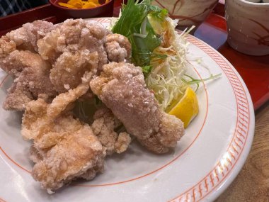 Kızarmış tavuk ve lahana salatası ve bir dilim limon.. 