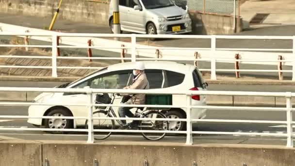 Stary Japończyk Jadący Rowerze Podczas Przekraczania Mostu Japonii — Wideo stockowe