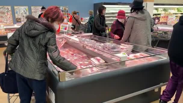 日本の消費者はスーパーで魚を買う — ストック動画