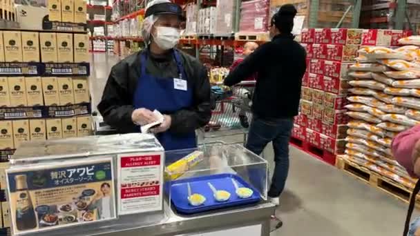 Equipe Costco Japan Prepara Comida Degustação Gratuita Para Clientes — Vídeo de Stock