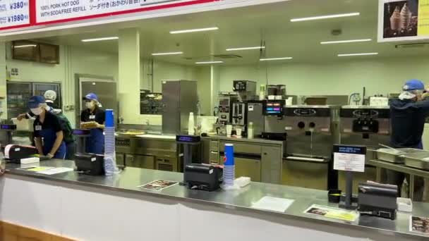 Ocupado Costco Japão Equipe Praça Alimentação Preparando Alimentos Para Comprar — Vídeo de Stock