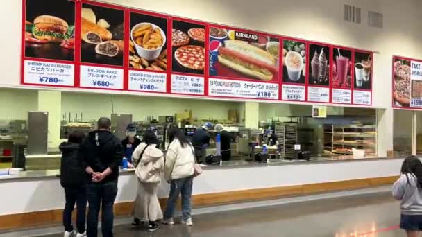 Müşteriler Costco Japon Gıda Reyonundan Yiyecek Satın Alıyor — Stok video