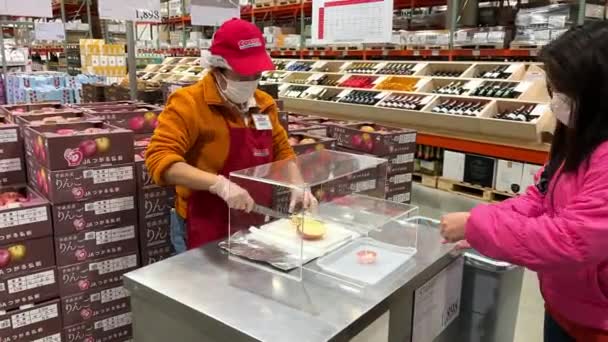 コストコジャパンのスタッフがリンゴを無料で調理 カット — ストック動画