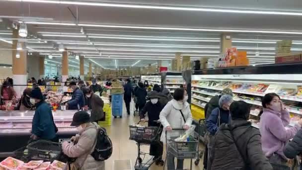 日本消费者在日本福冈美月市Lumiere超市购物 — 图库视频影像