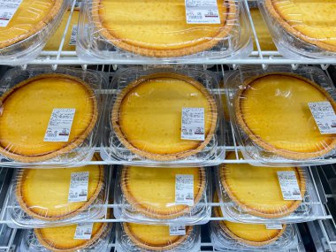 Japonya 'da rafta sergilenen Costco üçlü peynirli tart