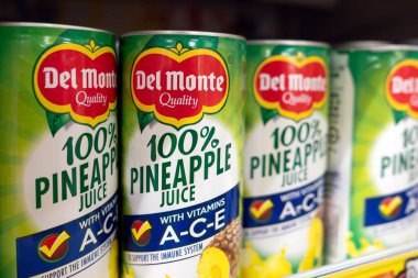 Del Monte Filipin ananas suyu bir marketin rafında.